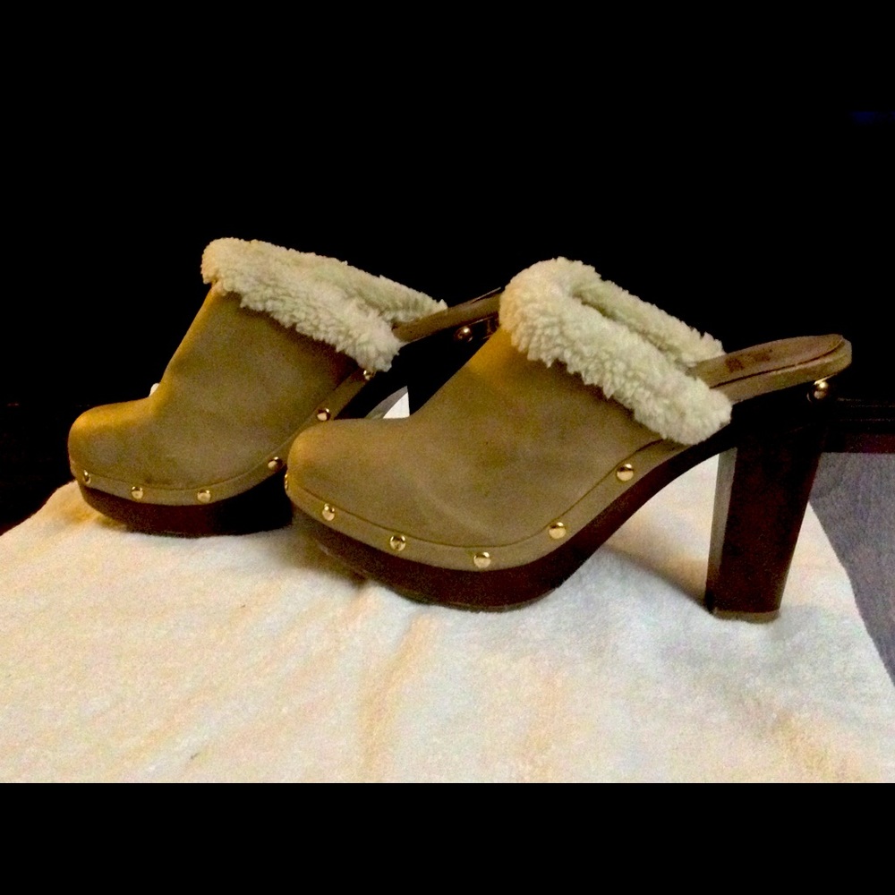 Juicy couture size 7 1/2 to 8 high heel women’s clogs